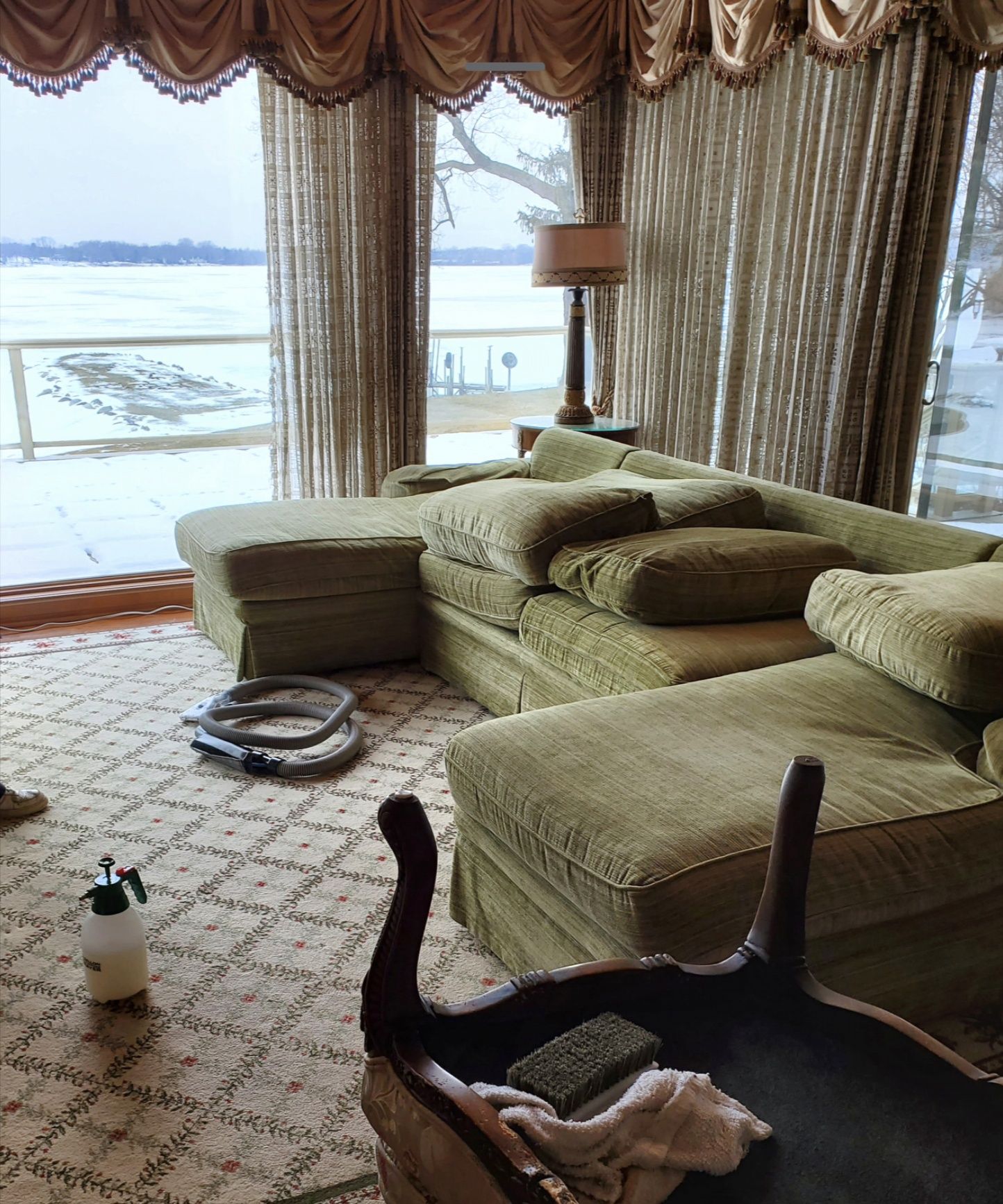 Lakefront living room carpet and upholstery cleaning